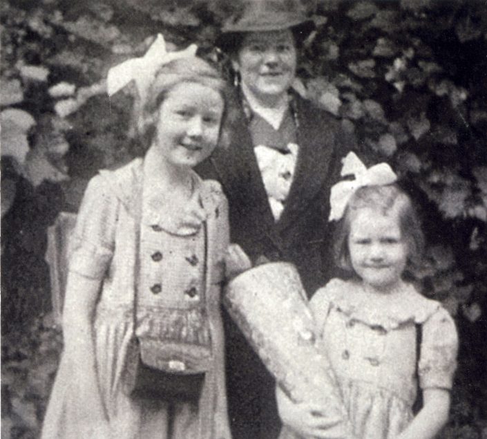 Berlin, 1942, Eva mit Mutter und großer Schwester, Privatbesitz