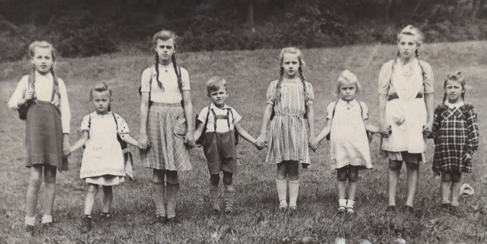 Tröbnitz/Thüringen, 1949, E. Preuhs geb. Köhler (3. v. rechts), in Berlin seit 2002, Privatbesitz
